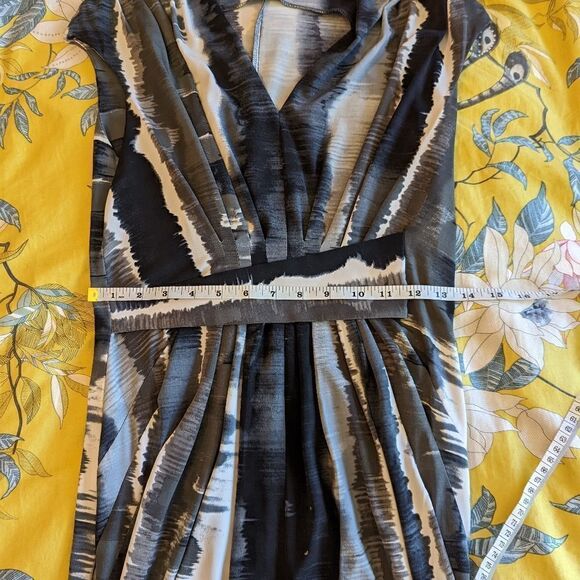 Komarov v neck black white grey belted front pleated cap sleeve dress sz s euc - Picture 6 of 6